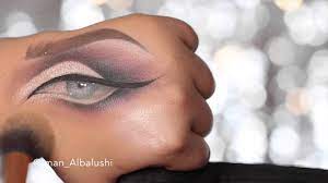 drawing an eye on your hand with makeup