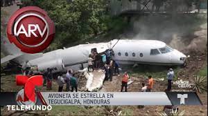 Momentos de terror vivieron los 96 pasajeros de un avión de la aerolínea tezjet, luego de que una de sus cuatro turbinas explotara cuando apenas llevaba media hora de vuelo. Dramaticas Imagenes De Accidente Aereo En Honduras Al Rojo Vivo Telemundo Youtube