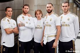 / beim legendenkick von real madrid trägt robe. Gold Ist Zuruck Real Madrid Prasentiert Neue Trikots 2019 20 Real Total