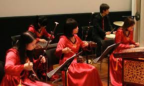 Ударен или още перкусионен инструмент е всеки музикален инструмент, при който звукоизвличането става посредством удар. Aziatski Strunen Instrument Guzheng E Muzikalen Instrument Na Dreven Kitaj Muzikalen Instrument Oud Ili Barbad