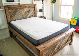 Farmhouse Pallet Bed With Rolling