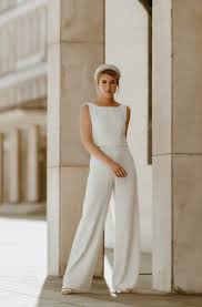 The original skydivers' jumpsuits were simple garments designed to insulate the body from the colder. Armelloser Braut Jumpsuit Mit Tiefem Ruckenausschnitt Olivia Noni