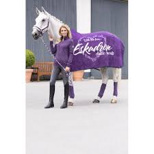 The softshell sweat rug from eskadron with faux fur collar is a gorgeous rug, the durable elastic softshell out gives stretch and movement in all directions for great comfor Eskadron Abschwitzdecke Dralon Hw18 129 95