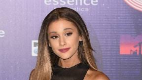 ariana grande middle part hairstyle