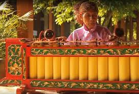 Dalam satuan alat musik gamelan jawa, bonang termasuk dalam keluarga alat musik 'pencon', yaitu alat musik gamelan yang terbuat dari logam dan berbentuk cekungan, di bagian atasnya dibuat poros cembung sebagai tempat pukul. 12 Nama Alat Musik Gamelan Cara Memainkan Dan Keterangannya Rajinlah Id