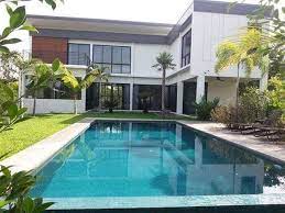 L Shape House With Large Swimming Pool