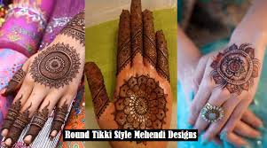 Previously gol tikki is just a round shape of henna filling, but now its design is more modified with beautiful whorls of flowers and curling. Best Gol Tikka Mehndi Designs 2017 2018 To Try On Events