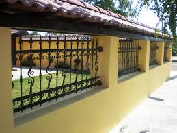 Нашите огради за къща и градина са на супер изгодни цени, но направени така, че да дизайнът на оградата на предприятие е желателно да бъде изчистен, а конструкцията да е. Ograda Ot Kovano Zhelyazo Gotovi Proekti
