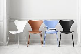 Den zeitlosen stuhl 3107 des designers arne jacobsen finden sei uns in zahlreichen varianten: 3107 Stuhl Monochrom Von Arne Jacobsen Markanto