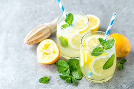 レモネードやレモンとミント、さわやかな冷たい飲み物や氷を飲料カクテル モヒートの写真素材・画像素材 Image 80678074