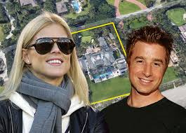 Putters around miami, largely unnoticed. Elin Nordegren Sells Palm Beach House To Russell Weiner
