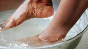 Merendam kaki dengan air garam bisa menjadi salah satu cara mengatasi hal ini. Manfaat Merendam Kaki Dengan Air Garam Primadaily Com