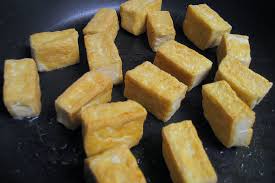 El tofu es la base de la cocina oriental y de la alimentación de muchas personas veganas y/o vegetarianas. Como Preparar Tofu