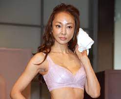 46歳・神田うの、体内年齢は27歳「30歳は超えたくない」 ナイトブラ姿でヒップも自信 | ORICON NEWS