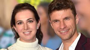 Thomas muller was born on thomas muller was two and a half years younger than his kid brother. Thomas Muller Royales Vorbild Ehefrau Lisa Sieht Aus Wie Kate Bunte De