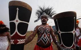 Tifa adalah alat musik khas yang berasal dari papua, alat musik ini mirip dengan kendang dan terbuat dari kayu yang tengahnya di lubangi. 11 Alat Musik Tradisional Papua Lengkap