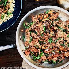 shaved beef with arugula and mushrooms