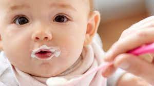 Trẻ mấy tháng ăn được váng sữa, cho bé ăn vào lúc nào và bao nhiêu là tốt