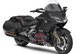 The magnificent honda gl1800 gold wing makes touring easier and more enjoyable than ever. Too Much Of A Good Wing Honda Gold Wing Improves In All Areas As It Looks To Regain The Touring Crown Mcn