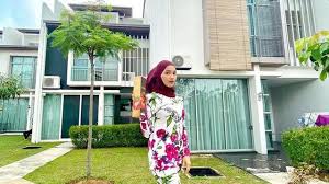 Tak lepas dari kehidupannya sekarang, ia tinggal di rumah. 7 Potret Rumah Mewah Tya Arifin Menantu Siti Nurhaliza Di Malaysia Hot Liputan6 Com