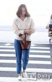 See more ideas about fashion, airport fashion kpop, korean fashion. Krystal S Recent Airport Fashion Shocks Fans