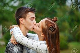 Jugendliche verliebt kuss