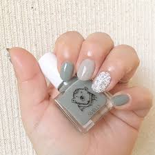 暇だったので自爪で遊んでみました 笑 オフが楽な様にピールオフベースにしたので浮き次第剥がします smellyを2色使ってセリアのレースシールを全面貼りとハーフフレンチで 使用ポリッシュ smelly ナミダ smelly タメイキ ネイルネイルボリュームジ