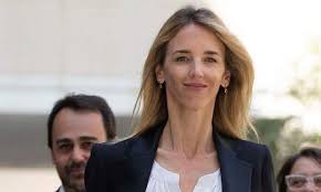 Cayetana Álvarez de Toledo: se burlan de su cuello y su puesto en el PP en una revista de humor