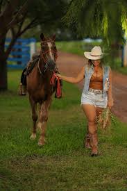 Bota Texana Feminina: Moda Outono 2023 - Tropeiro Boots