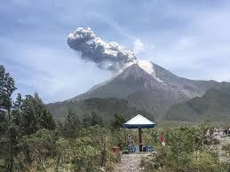 Belajar dari letusan gunung merapi pada tahun 2010, warga diminta tetap tingkatkan inilah detik detik gunung merapi meletus pada pukul 10.46 wib yang terpantau lewat kamera pemantau. Gunung Merapi Erupsi Tinggi Kolom Abu 6 000 Meter