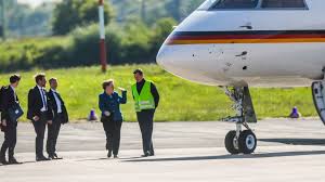Einblicke in die arbeit der kanzlerin durch das objektiv der offiziellen fotografen. Panne In Dortmund Auto Fahrt Gegen Angela Merkels Flugzeug