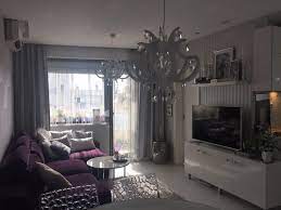 Комбинацията им с мебели с модерен дизайн. Moderen Dom V Byalo I Srebristo Purple Bedroom Decor Elegant Interiors Beautiful Living Rooms