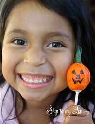 These Tootsie Pop Pumpkins make a fun Halloween craft for kids. We usually make tootsie pop ghosts and spiders, but this year we changed it up with Tootsie ... - tootsie-pop-pumpkin-9-copy