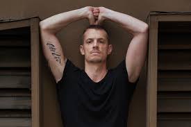 Born 25 kinnaman is known internationally for his television roles as detective stephen holder in amc's the killing. U6fvuddkyhiqxm