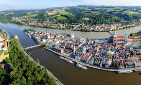 Passau is situated at the point where the river inn and the river ilz meet the danube (donau), and for this reason it is often called the city of three rivers (dreiflüssestadt). Uber 51 000 Einwohner In Der Stadt Passau Passau