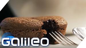 Der lava cake, auch molten chocolate cake genannt, ist ein kleiner schokokuchen mit flüssigem kern, daher genau deshalb eignet sich dieses rezept auch dazu, ein wenig zu experimentieren. So Gelingt Der Chocolate Lava Cake Galileo Prosieben Youtube