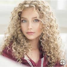 The best thing about this hairstyle for long, curly hair is that it's, like, deceivingly easy to recreate. Alexandra Lenarchyk Curly Hair Model Curly Hair Styles Beauty Girl