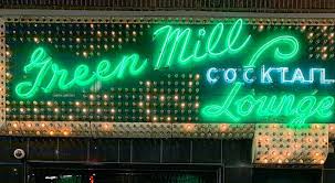 Al capone used to hang out here, so if you like nightlive and want to enjoy a good cocktail with a taste of history, then you have to stop at the green mill Sit Al Capone S Booth In This Famous Jazz Club Secret Chicago