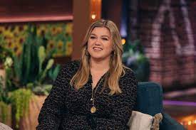 the voice star kelly clarkson gets a