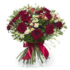 L'omaggio sara' preparato secondo uso locale dai nostri fioristi associati. Bouquet Di Rose Rosse E Margherite Fioristaonline