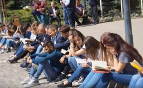 Imagini halucinante în 2018! 150 de elevi citind cărți în aer liber. Flutur în ipostaze ... altfel - Stiri Botosani
