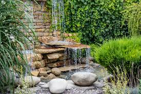 5 Beautiful Backyard Water Features