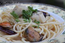 Buat yang belum tau aglio olio adalah jenis pasta dari napoli. Seafood Spaghetti Aglio E Olio Azie Kitchen