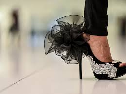تفسير حلم لبس الحذاء للمطلقة يرمز لبس الحذاء في منام المطلقة إلى سعيها للتغيير تفسير حلم المشي بدون حذاء للعزباء. Ø§Ù„Ø­Ø°Ø§Ø¡ ÙÙŠ Ø§Ù„Ù…Ù†Ø§Ù… Ù„Ù„Ø¹Ø²Ø¨Ø§Ø¡ Ù†ÙˆØ§Ø¹Ù…