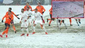 Sivasspor'un karda oynanan Başakşehir maçında sahaya beyaz formayla çıkması  dünya gündeminde - Haberler Spor