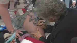 "Regardez Ginette Reno signer son propre tatouage lors d