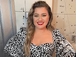 kelly clarkson just debuted new wispy bangs