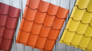 Avaliação de escoamento pluvial em módulos de telhados. Metal O Telhado Pintado Pela Cor Vermelha Marrom Verde Foto De Stock Imagem De Tecnologia Telhado 57277098