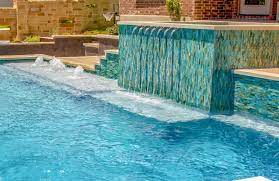 10 Swimming Pool Water Feature Ideas