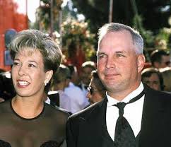 Garth brooks married trisha yearwood in a private ceremony in december at their home northeast of tulsa. Garth Brooks S Wife Sandy Mahl Brooks Dating Anyone Divorced Her Husband In 2001 And Share Three Children
